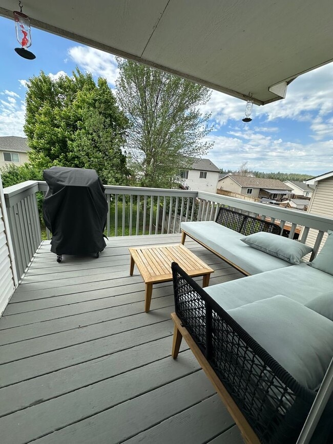 Building Photo - 4BR/3BA Medical Lake House!
