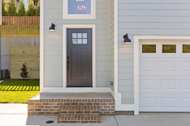 Building Photo - 638 Ladd Ave