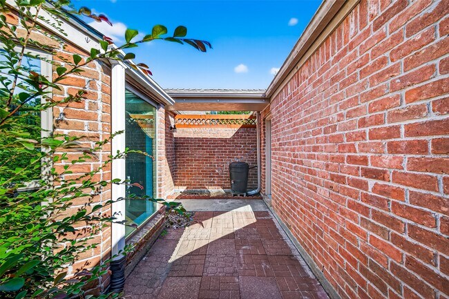 Building Photo - 2026 Ashford Hollow Ln