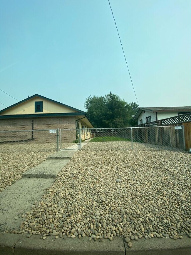 Building Photo - 3 bedroom, 1 bath- Duplex