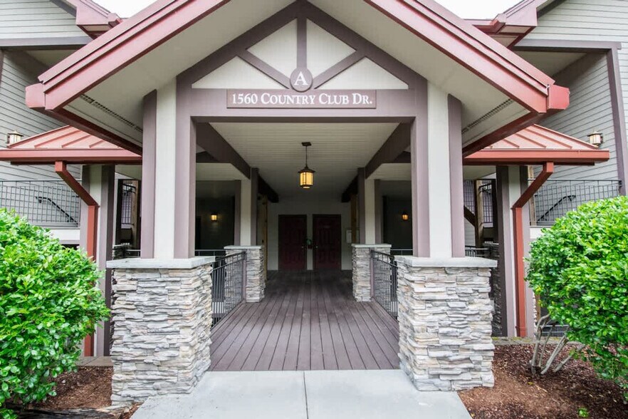 Building Photo - 1560 Country Club Dr