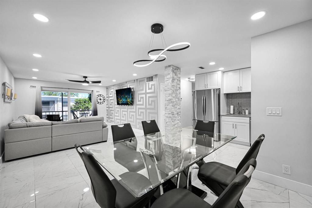 Building Photo - 6279 Bay Club Dr