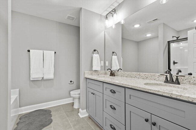 Building Photo - Fully Furnished and Move-In Ready! Flexible Lease Options Available!