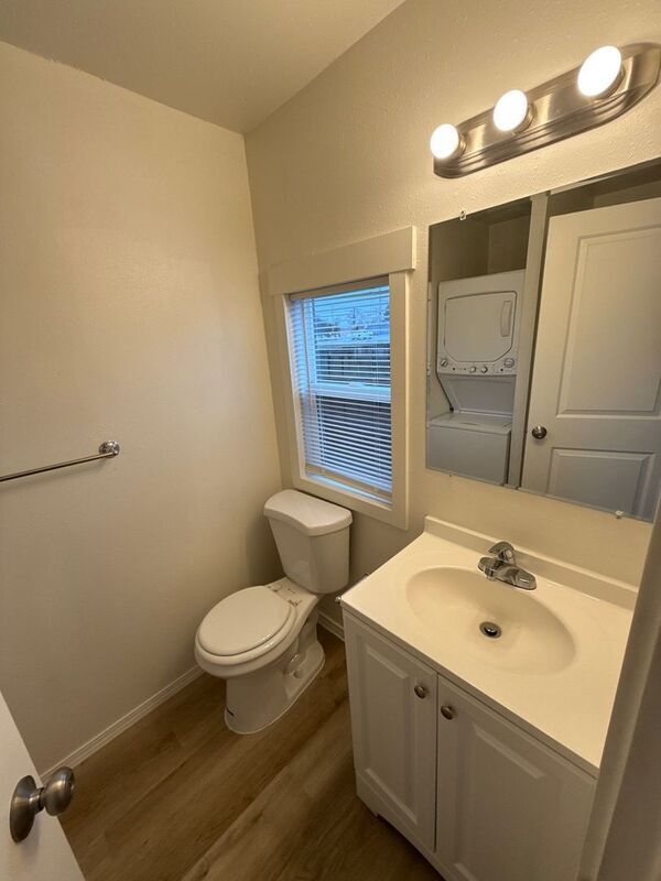 Building Photo - 3357 Portland Rd NE