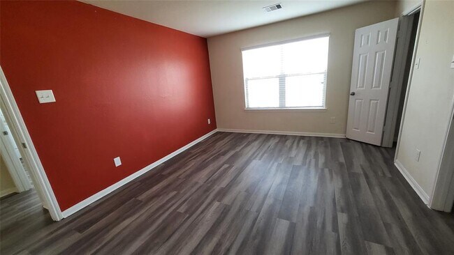 Building Photo - 2026 Silverwater Ct