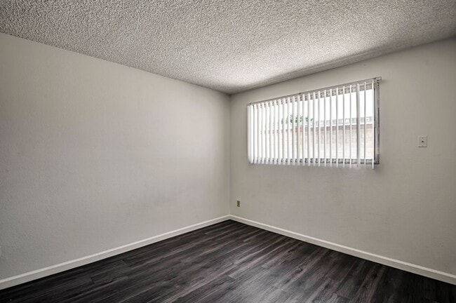 Building Photo - 6 Bedroom 3.5 Bath, Large Pool and Backyard