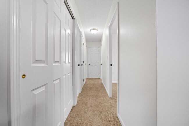 Building Photo - 455 Lakeview Dr