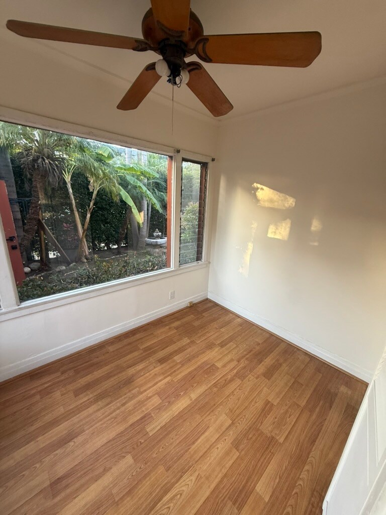 Building Photo - 8921 Rosewood Ave