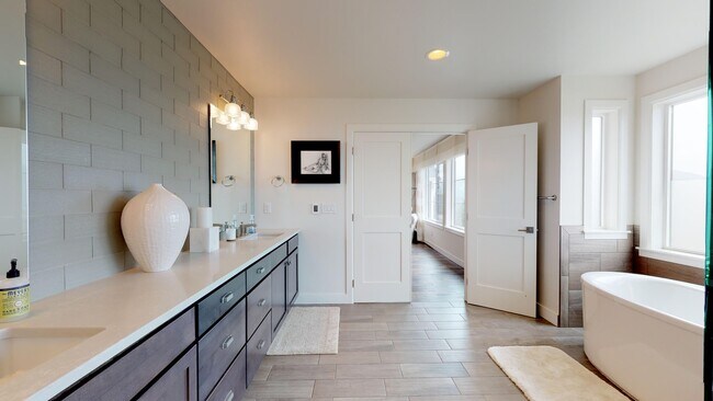 Building Photo - Issaquah highlands 5 bedroom plus Den and 5.5 bathroom newer home with a lot of amenities!!!  A m...