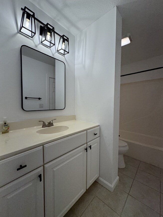 Building Photo - 2 Bedroom 1.5 bath Townhome - just RENOVATED