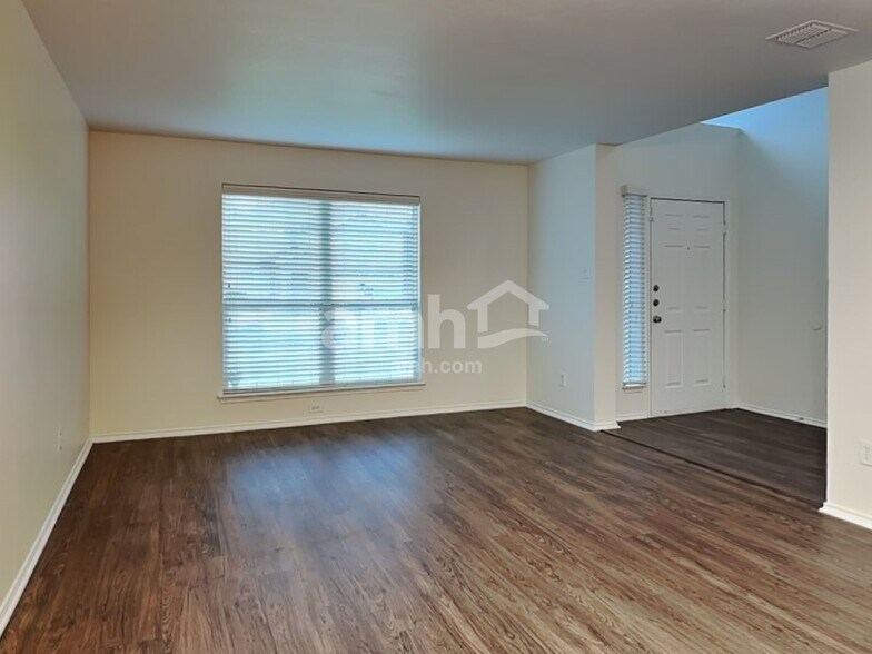 Building Photo - 1036 Cove Hollow Dr