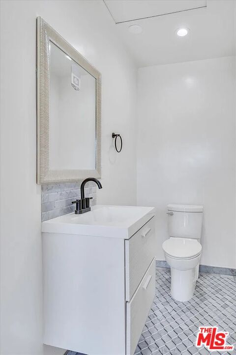 Building Photo - 1703 Kelton Ave