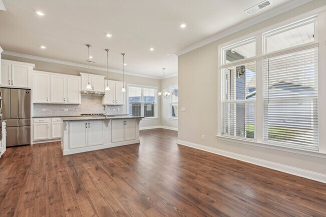 Building Photo - Nice 4 bedroom home with fenced yard