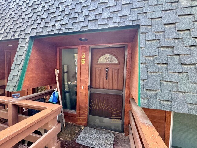 Building Photo - Beautiful furnished 3 bedroom! Great Location!