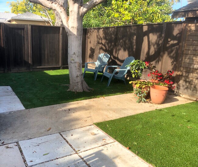 Perfect mix of sun and shade - 4360 Stewart Ave