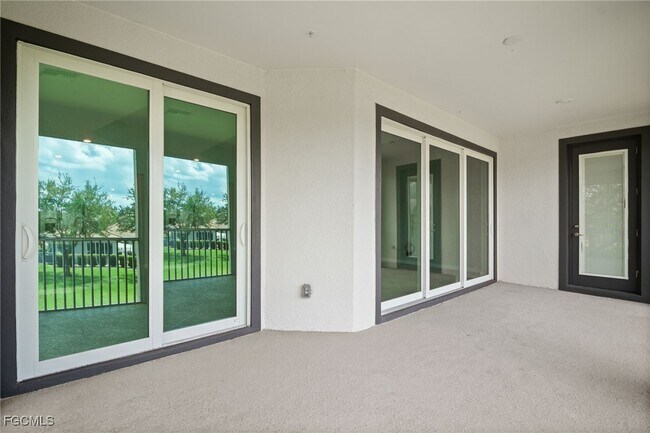 Building Photo - 12000 Santaluz Dr