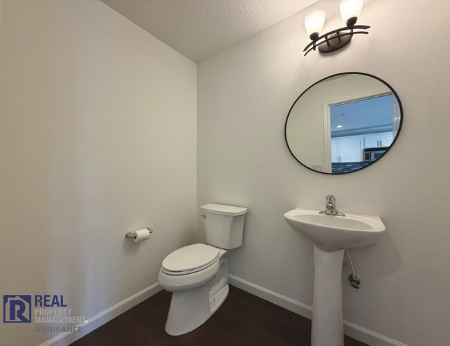 Building Photo - Spacious 1 Bed / 1.5 Bath Condo in Desirable Sherwood