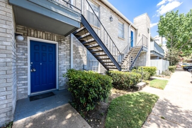Building Photo - 9797 Leawood Blvd