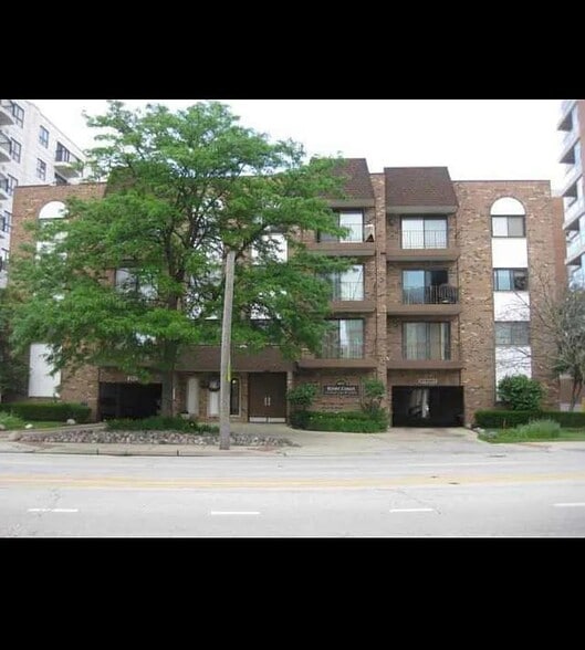 Building Photo - 603 S River Rd