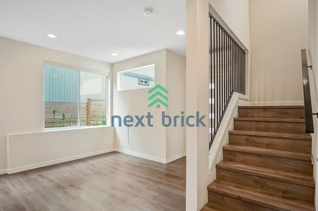 Building Photo - 2 BED & 2 BATH TOWNHOME FOR RENT