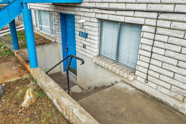 Building Photo - 817 W Heather Ln