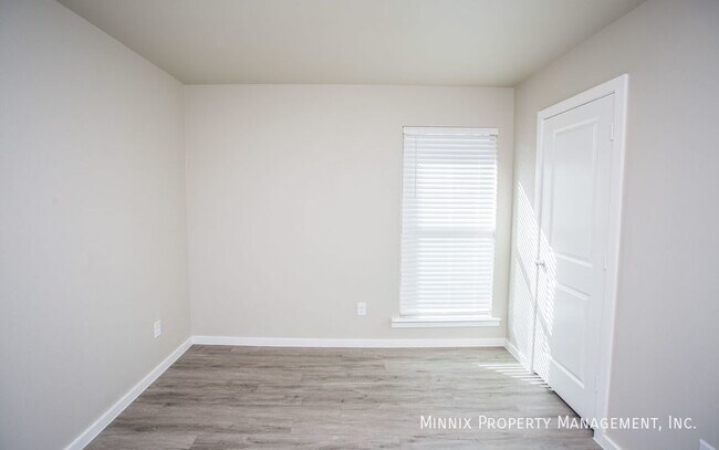 Building Photo - 2005 Kenwood Ave