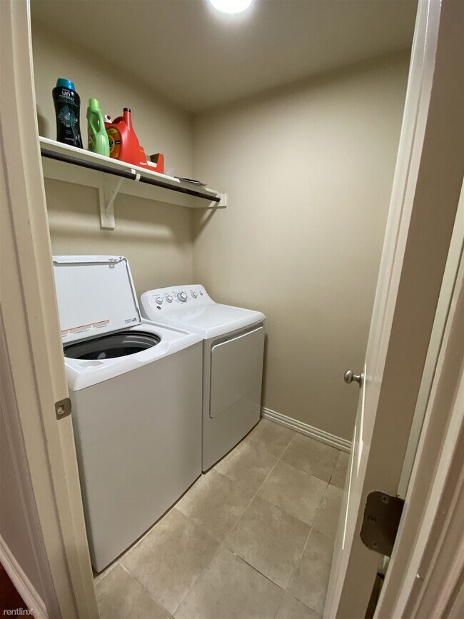 Building Photo - 3 br, 2 bath House - 1705 Carverly Drive