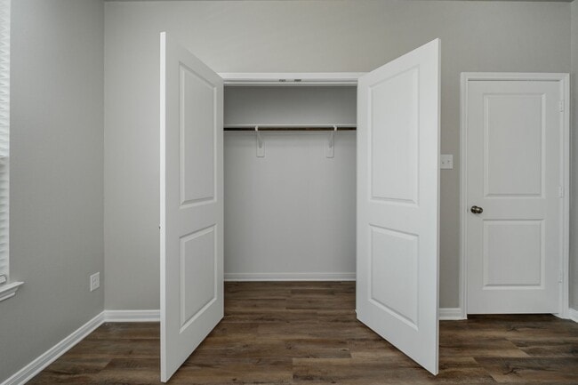 Building Photo - Bright & Cozy Townhome