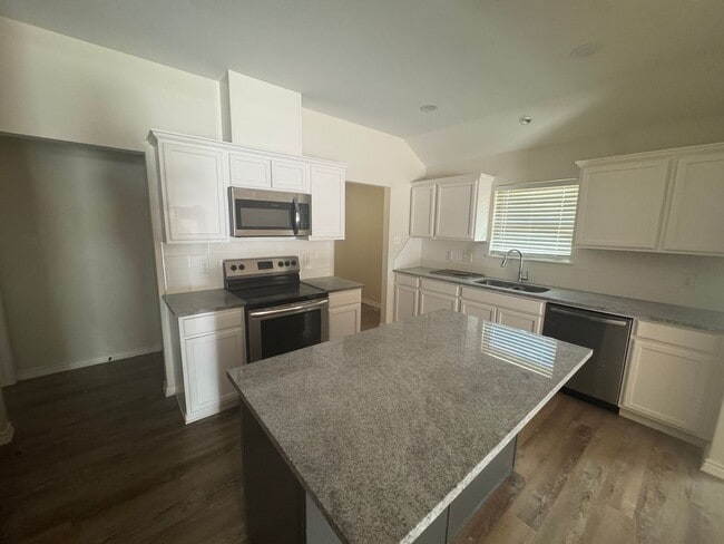 Building Photo - 3 bedroom, 2 bath