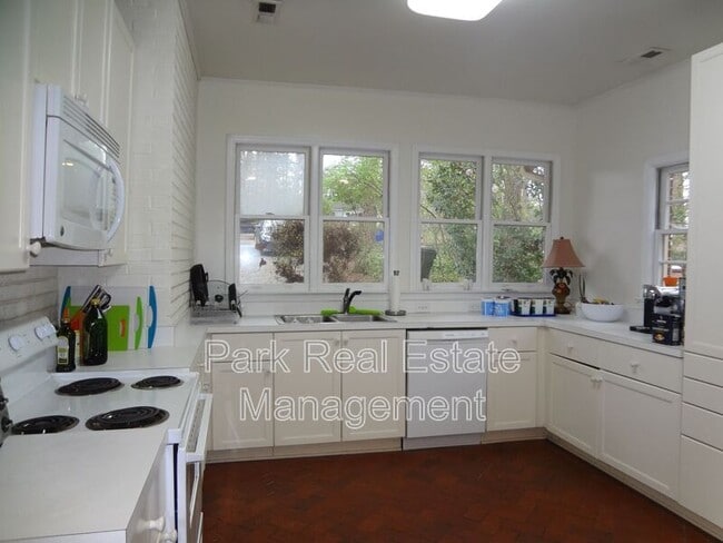 Building Photo - 806 Woodland Ave