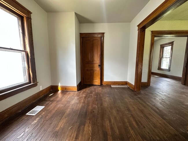 Building Photo - Four Bedroom House Available in Battle Creek!