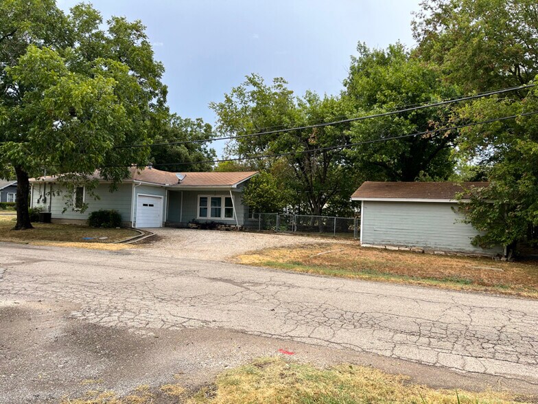 Building Photo - 1000 E Walnut St