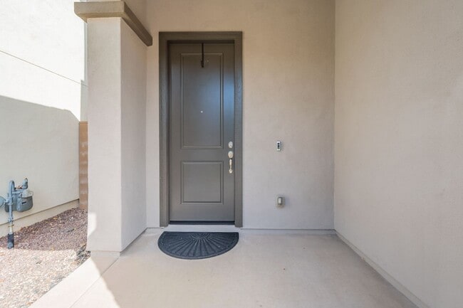 Building Photo - Solar Powered Home in Heart of Peoria!