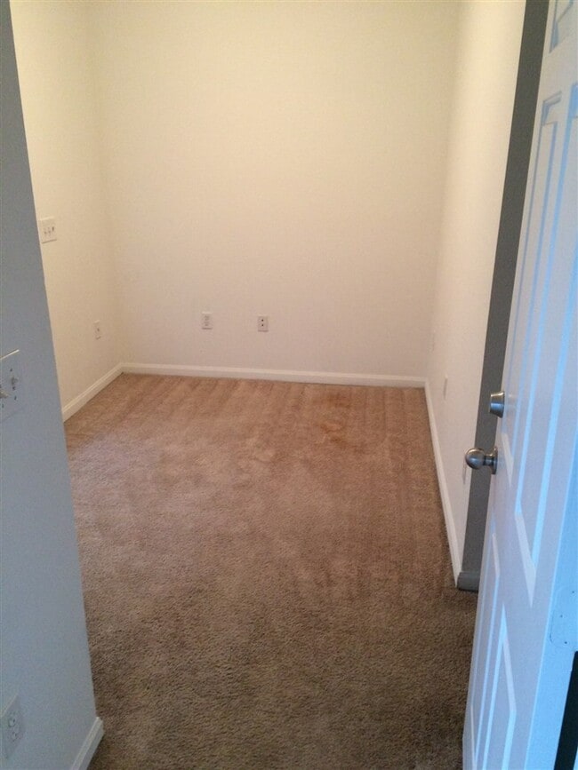 Building Photo - 207 Putnam Dr