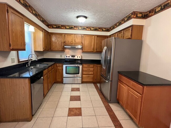 Building Photo - Large 3 Bed 2 Bath Home!