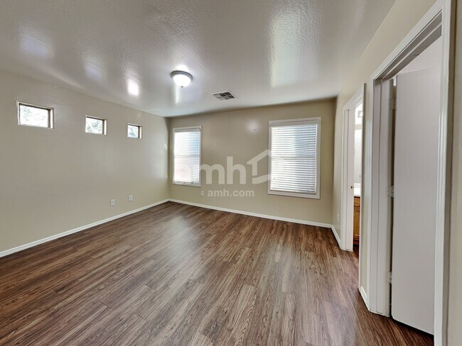 Building Photo - 3712 W Darrow St