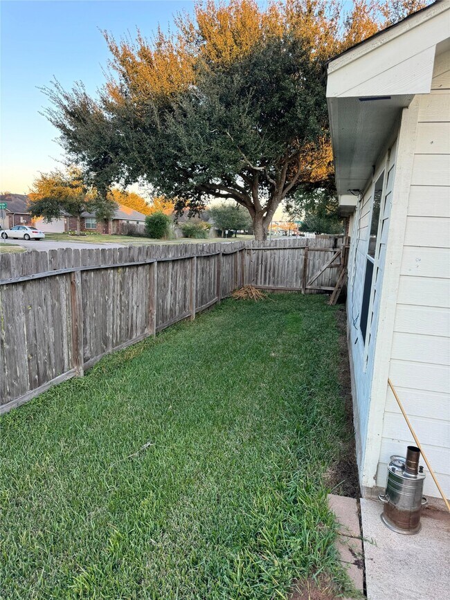 Building Photo - 835 Dracena Ct