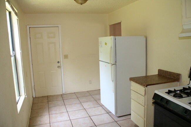 Building Photo - Coming Soon! 3 BED 1 BATH! Schedule a tour today!