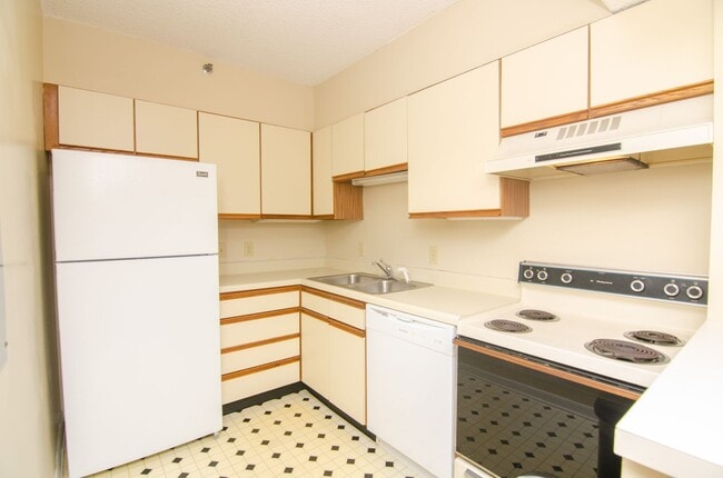 Building Photo - Centrally Located Mid-Town High-rise