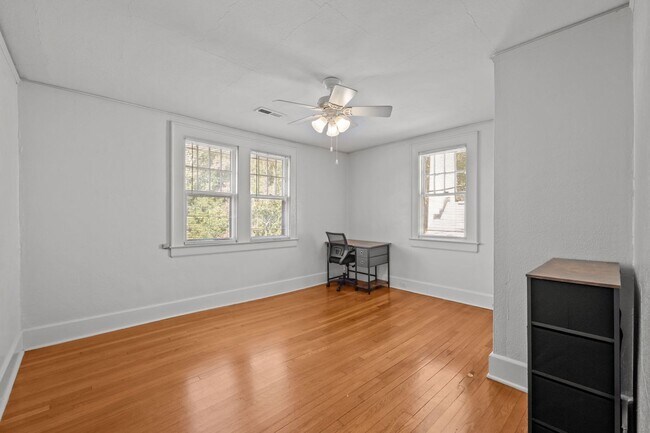 Building Photo - Spacious 5-Bed Home with Front Porch, Deck...
