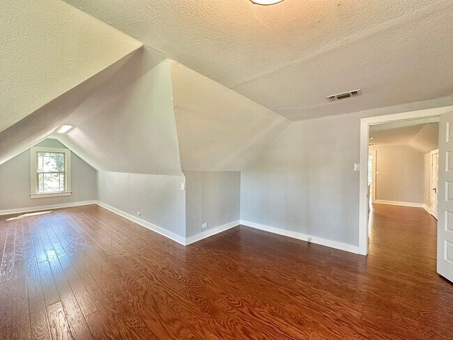Building Photo - Spacious 4 Bedroom in the Heart of Tyler! Available Now!