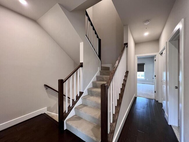 Building Photo - 818 Fern Pl NW
