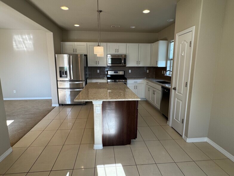 Building Photo - 475 Eclipse Dr