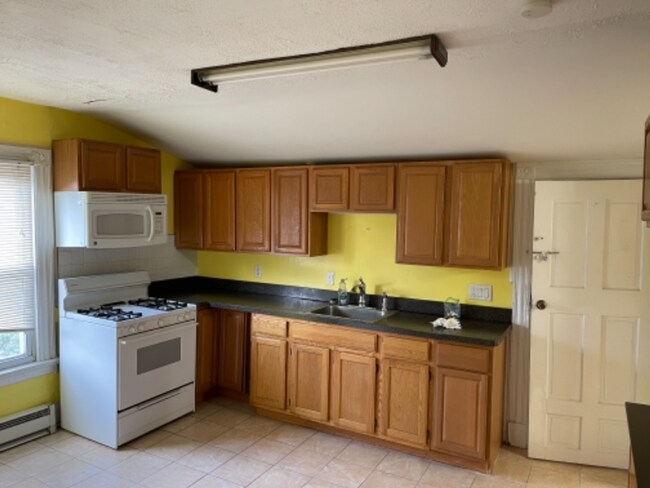 Building Photo - Newly Renovated East Rock Penthouse 2BR wi...