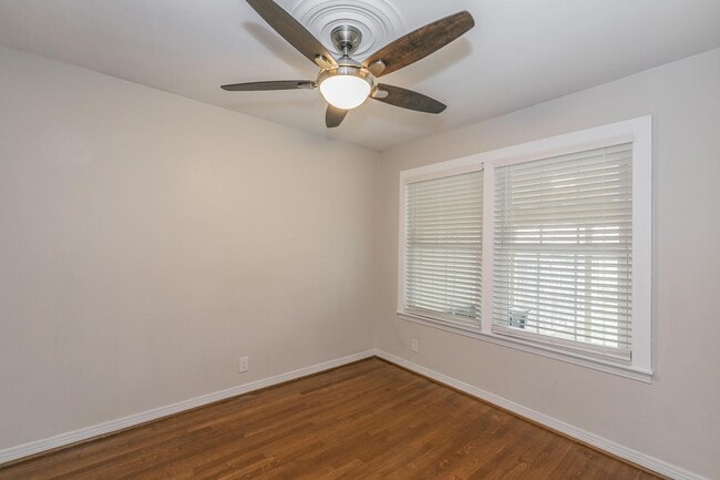 Building Photo - Recently updated 2-bedroom duplex in the desirable Ridglea area.