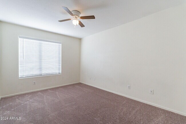 Building Photo - 1078 E Saragosa St