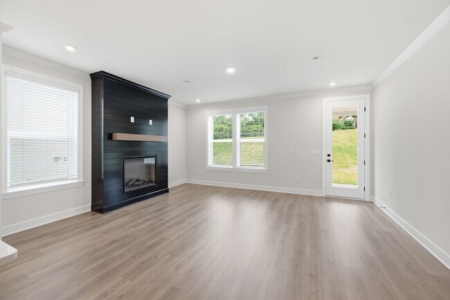 Building Photo - 1061 Sycamore Ests