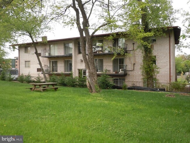 Primary Photo - 2025 N Lincoln St