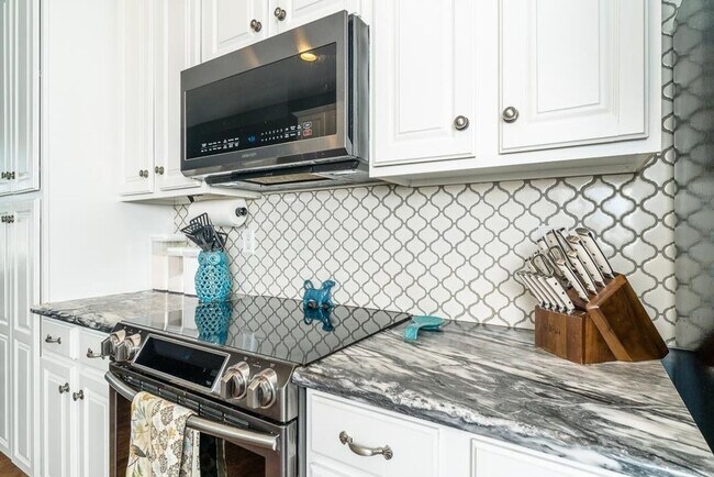 Building Photo - Spacious Luxury Townhome! Outstanding Location!