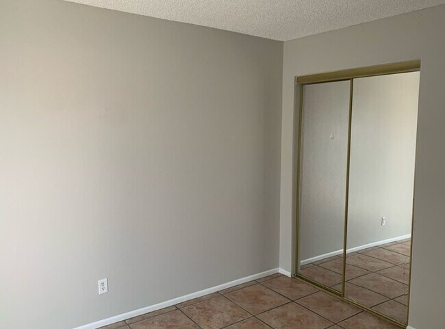 Building Photo - 1319 E Vista Ave